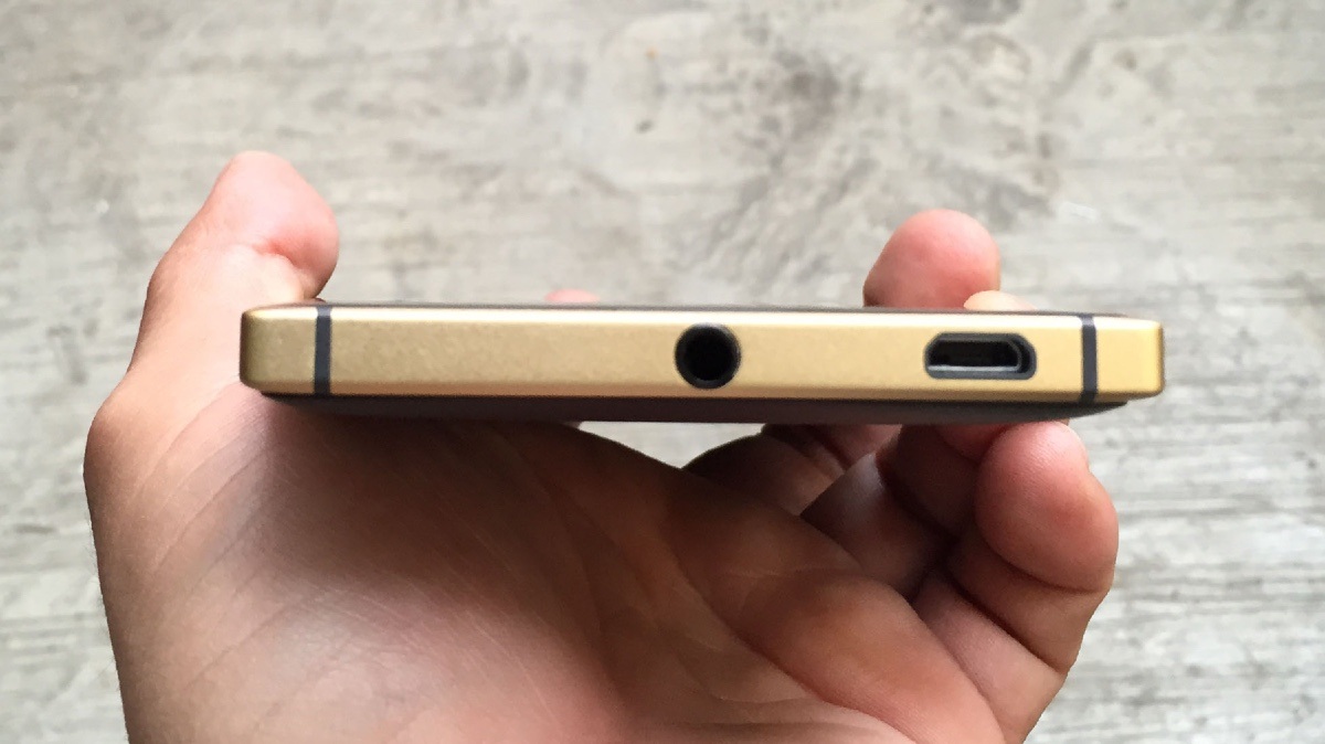 Cận cảnh Lumia 830 phiên bản đặc biệt tại Việt Nam - 9 Các vị trí phím bấm và cổng kết nối đều tương đồng so với phiên bản cũ