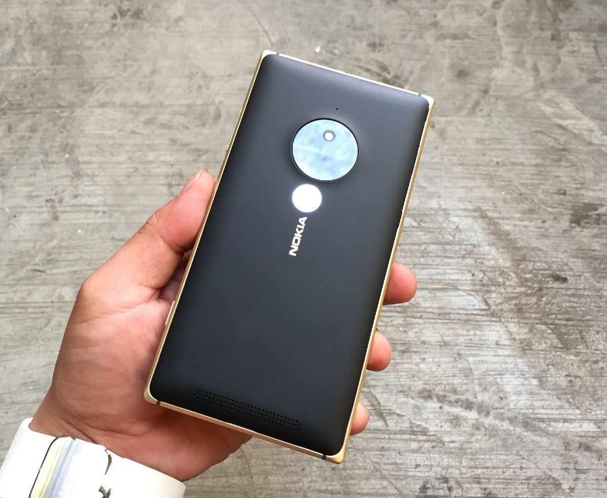 Cận cảnh Lumia 830 phiên bản đặc biệt tại Việt Nam - 13 Sự phối màu giữa vàng và đen giúp cho sản phẩm này trông sang trọng hơn