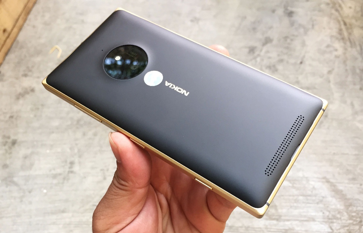 Cận cảnh Lumia 830 phiên bản đặc biệt tại Việt Nam - 14 Sự phối màu giữa vàng và đen giúp cho sản phẩm này trông sang trọng hơn
