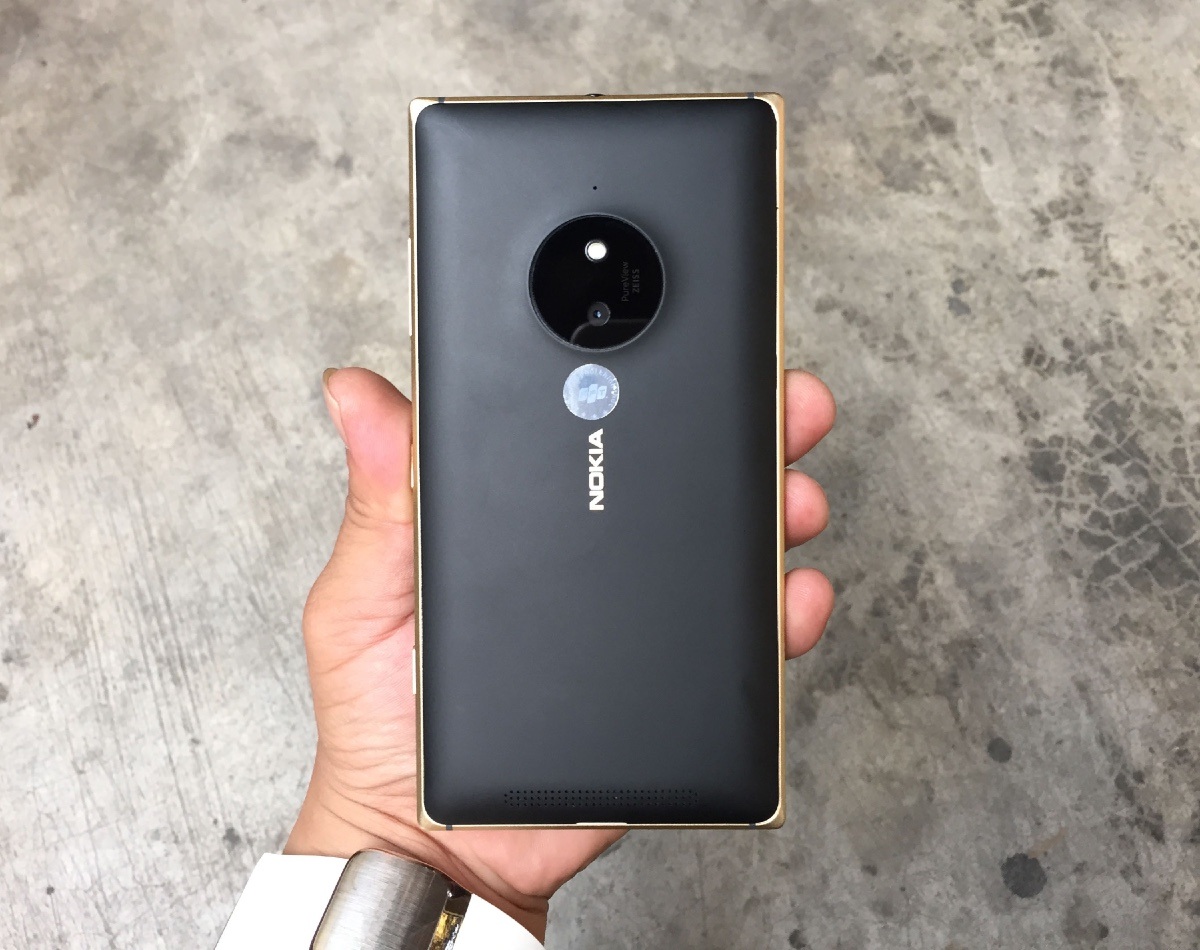 Cận cảnh Lumia 830 phiên bản đặc biệt tại Việt Nam - 12 Mặt sau của máy chỉ có 2 màu sắc để người dùng lựa chọn là trắng và đen