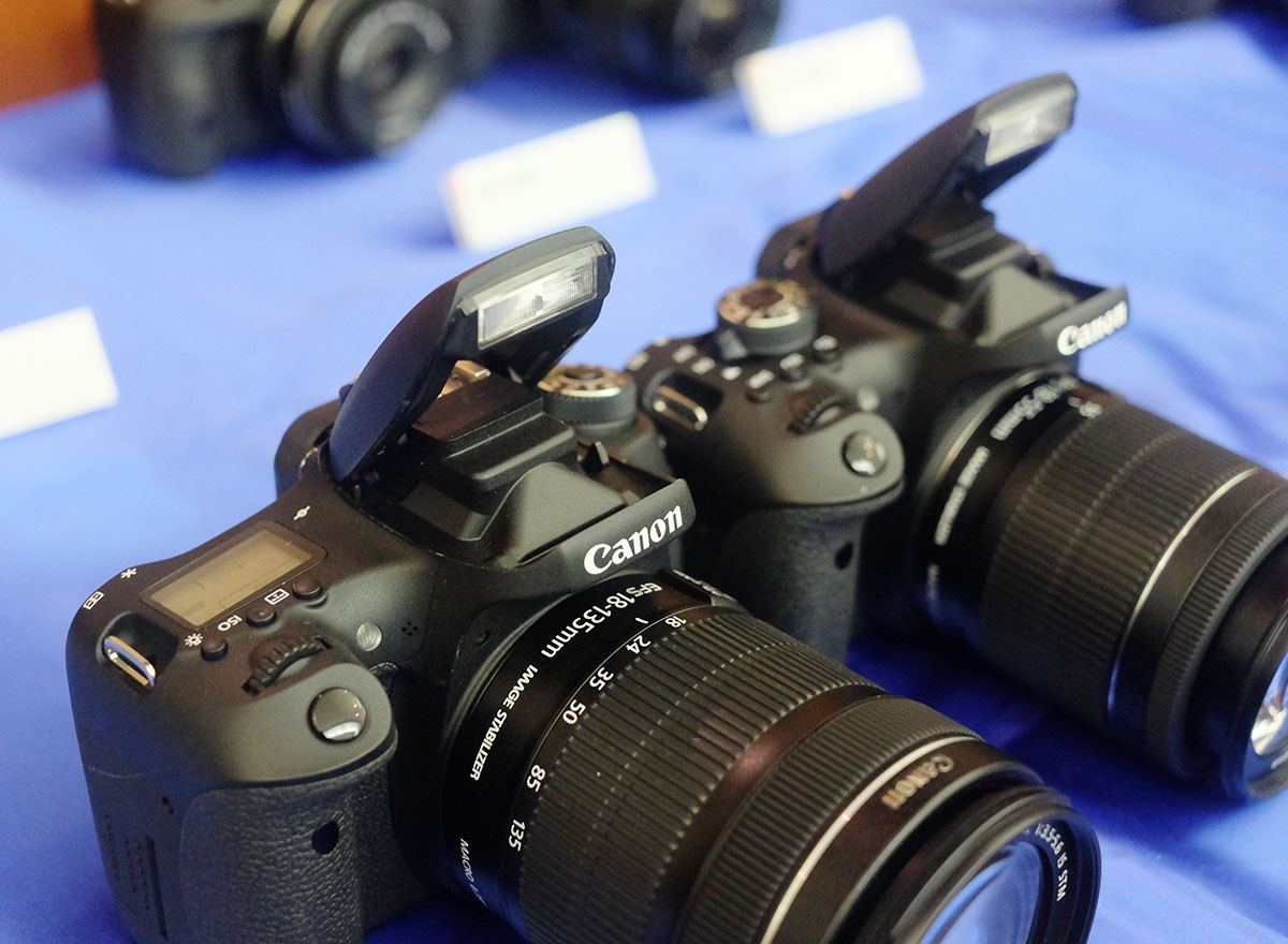 Cả hai đều có flash cóc