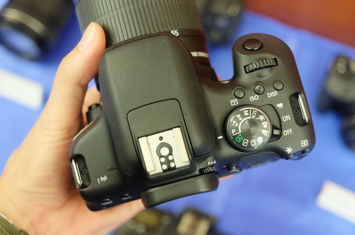 Cận cảnh Canon EOS 750D nhìn từ trên xuống