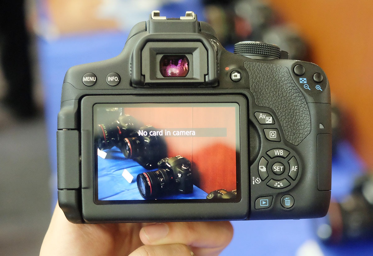 Cả hai đều dùng màn hình 3.0 inch