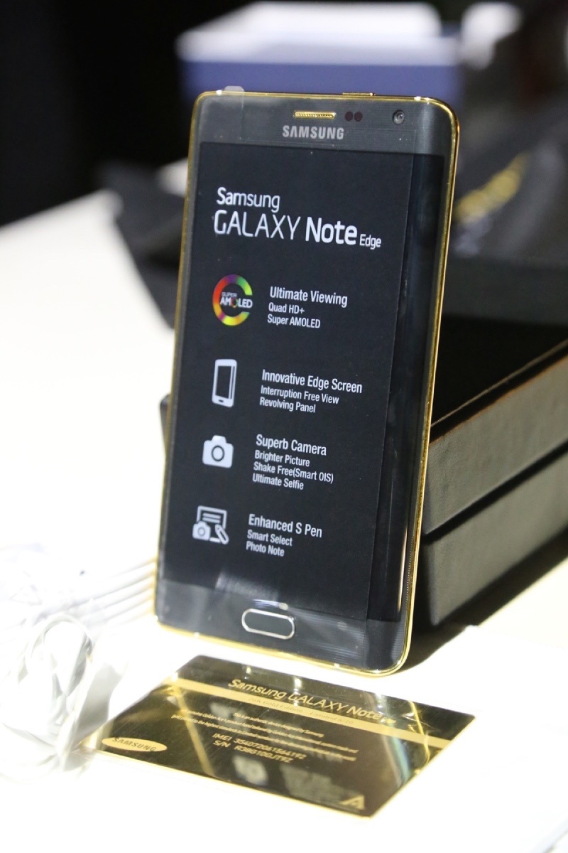 Cận cảnh Galaxy Note Edge mạ vàng tại Việt Nam - 3 Mỗi chiếc Galaxy Note Edge đều có thẻ Vip Card của Samsung