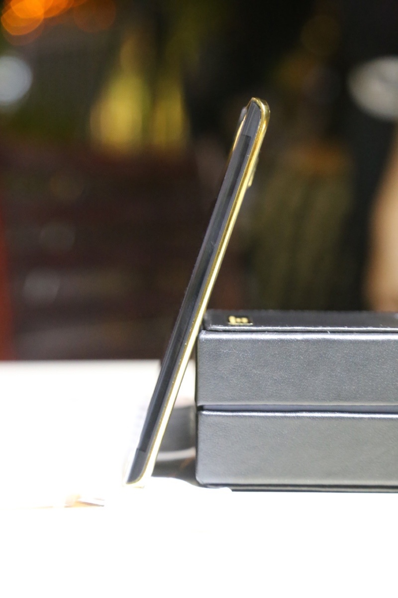Cận cảnh Galaxy Note Edge mạ vàng tại Việt Nam - 6 Galaxy Note Edge gây chú ý với màn hình cong tràn cạnh độc đáo.