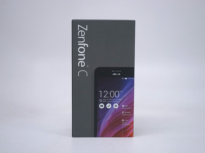 Zenfone C chính thức lên kệ thị trường Việt giá 2,39 triệu đồng - 2 Hộp đựng Zenfone C không có sự khác biệt so với các sản phẩm trước đây của Asus