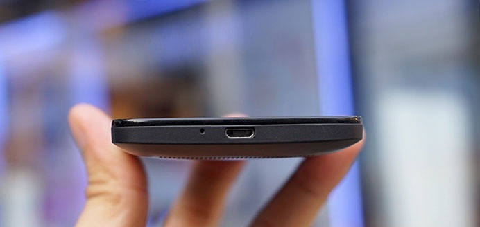 Zenfone C chính thức lên kệ thị trường Việt giá 2,39 triệu đồng - 11 Cạnh dưới là cổng sạc và microphone