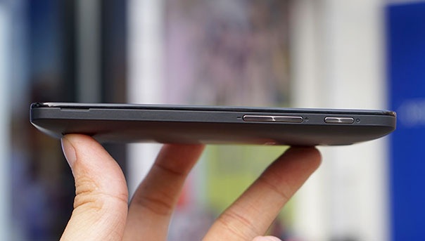 Zenfone C chính thức lên kệ thị trường Việt giá 2,39 triệu đồng - 13 Cạnh phải là nút nguồn và âm lượng.