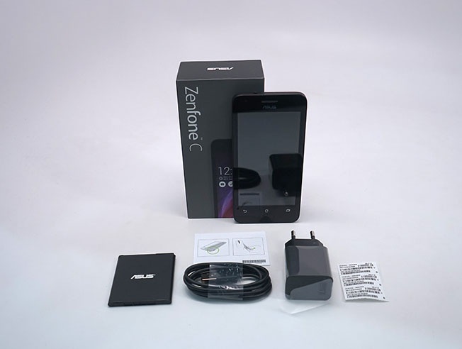 Zenfone C chính thức lên kệ thị trường Việt giá 2,39 triệu đồng - 4 Toàn bộ phụ kiện đi kèm máy