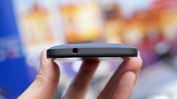Zenfone C chính thức lên kệ thị trường Việt giá 2,39 triệu đồng - 10 Cạnh trên là ngõ ra âm thanh