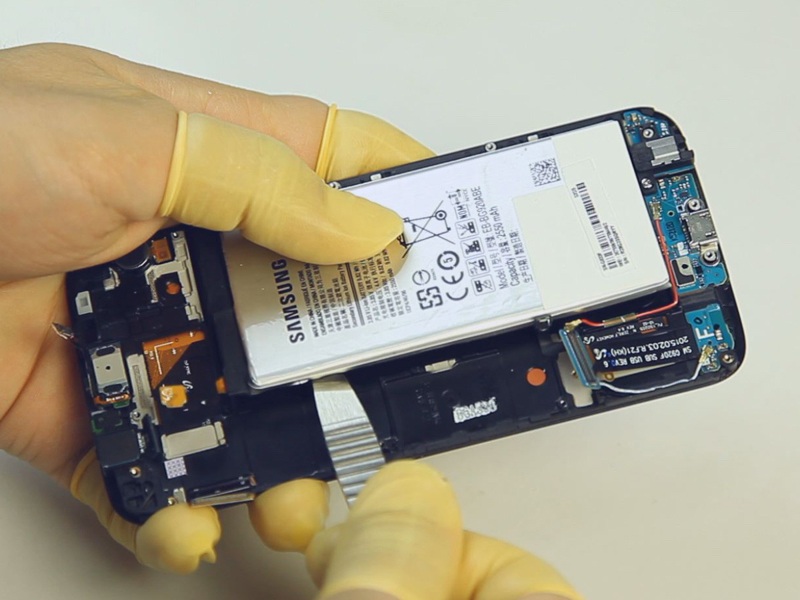 “Mổ xẻ” bên trong Samsung Galaxy S6 - 10 Pin được gắn chặt vào khung của máy bằng keo, hãy cạy nhẹ để tháo viên pin này ra