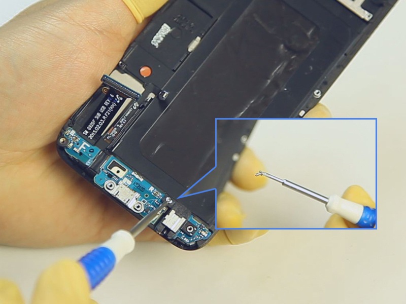 “Mổ xẻ” bên trong Samsung Galaxy S6 - 16 Người dùng cũng có thể tháo ra khi phải thay màn hình