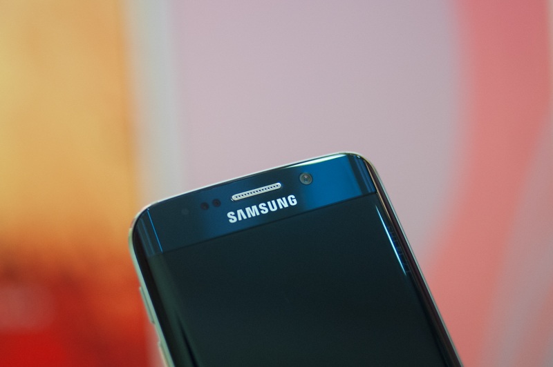 Toàn bộ mặt trước của Galaxy S6 gây chú ý với màn hình cong tràn ra 2 cạnh