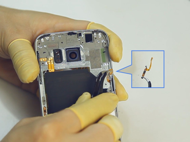 “Mổ xẻ” bên trong Samsung Galaxy S6 - 5 Sau khi đã tháo lớp vỏ kính ra, hãy dùng tua vít để tháo từng chiếc ốc một