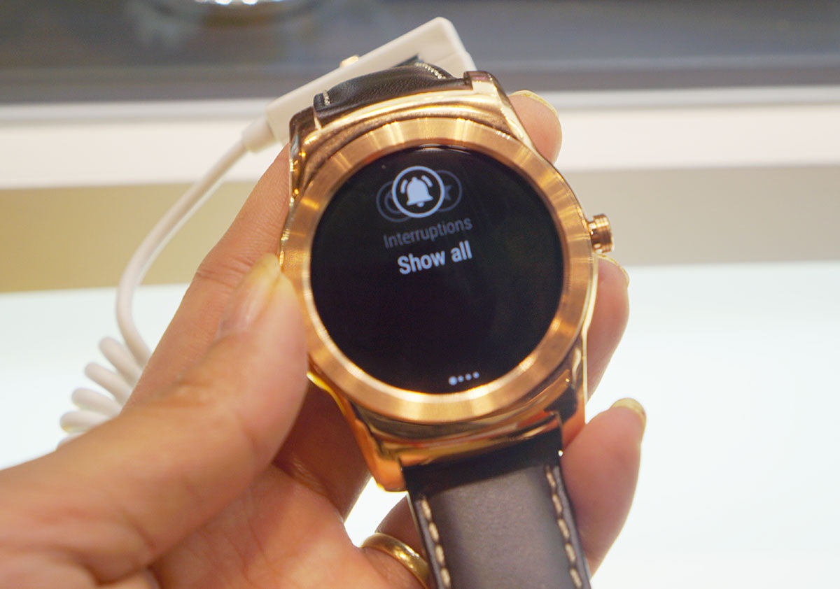 Cận cảnh đồng hồ thông minh LG Watch Urbane tại MWC 2015