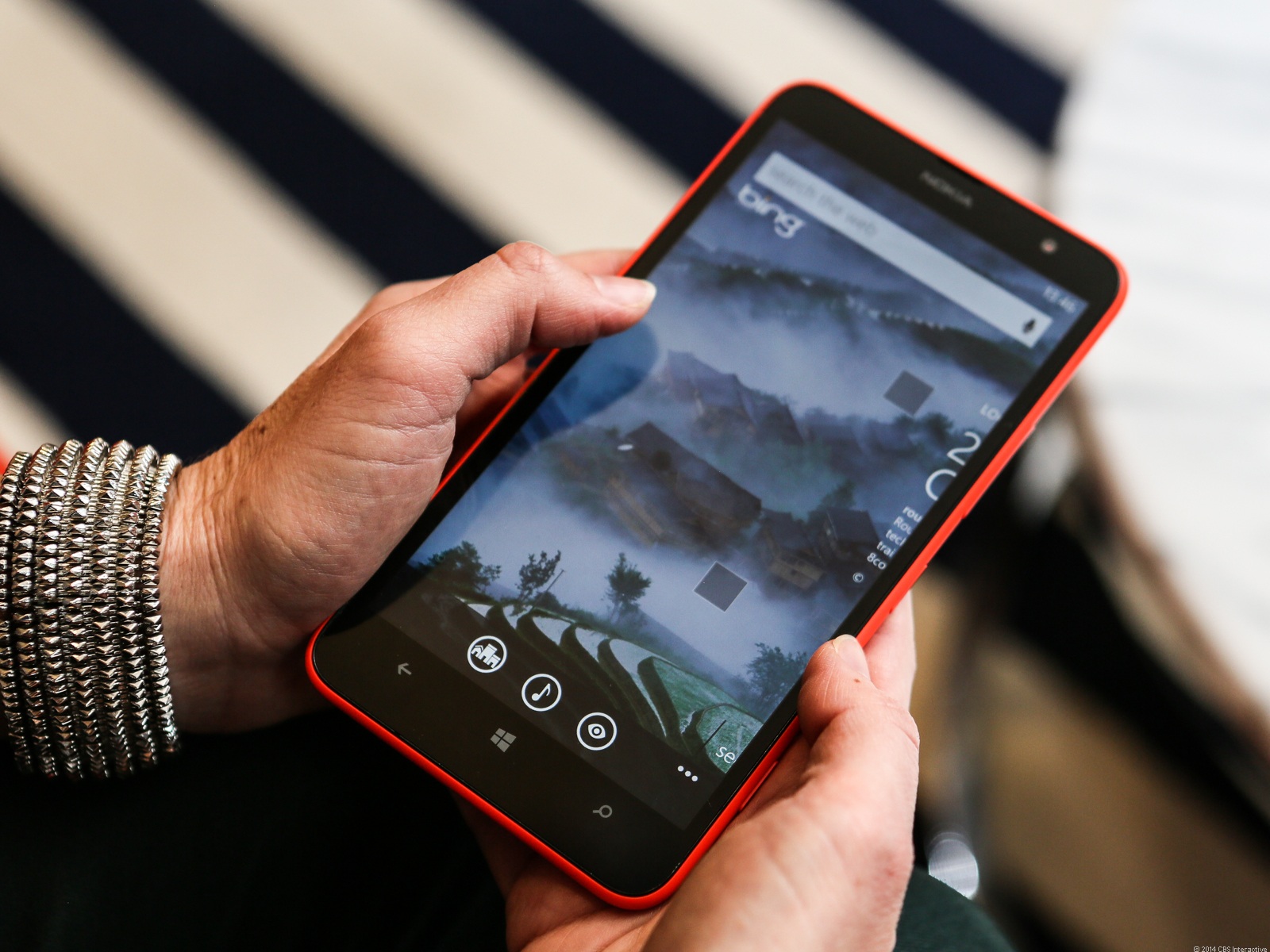 Smartphone tháng 3 cho những bà mẹ năng động - 1 Lumia 1320 là một phablet “vừa vặn” với những nhu cầu
của những phụ nữ hiện đại