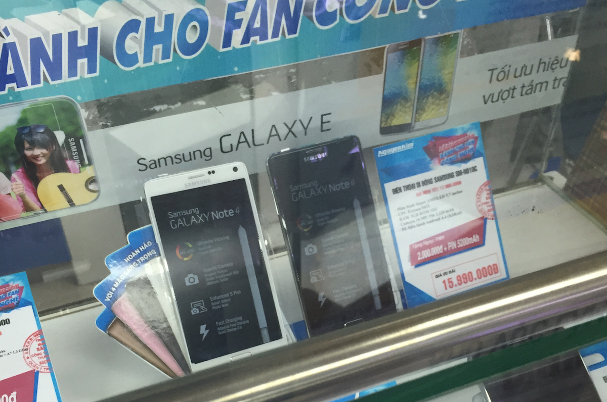 Samsung Galaxy Note 4 bất ngờ giảm 2 triệu đồng - 1 Galaxy Note 4 được chào bán ở mức 15,99 triệu đồng tại một nhà bán lẻ ở TPHCM