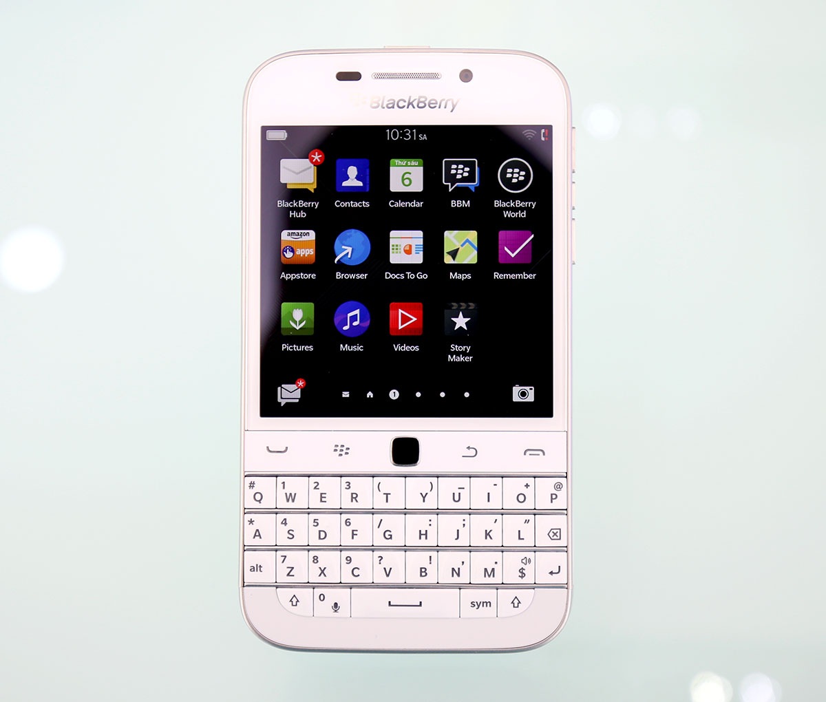 Hình dáng bên ngoài không khác biệt so với phiên bản màu đen