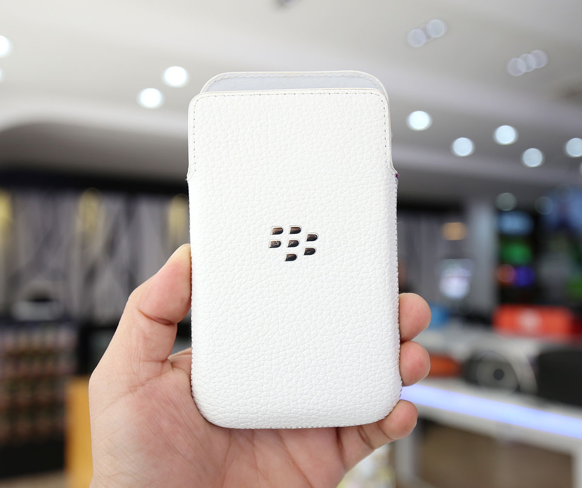 Phiên bản màu trắng đi kèm một bao da màu trắng