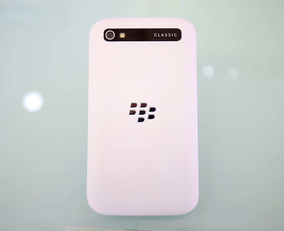 Điểm khác biệt là lớp vỏ màu đen thay bằng màu trắng