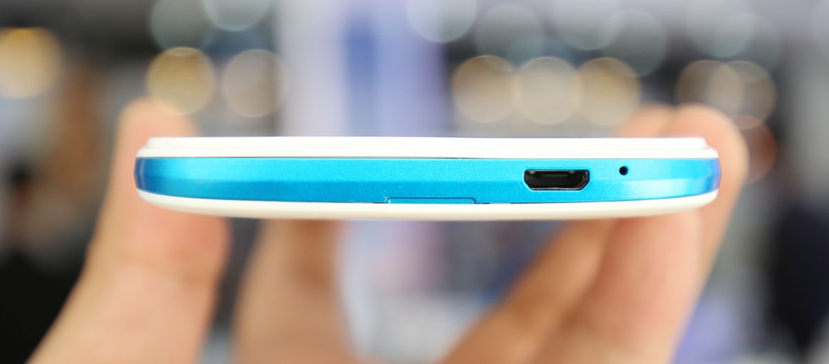 Cạnh dưới của máy với cổng sạc và microphone