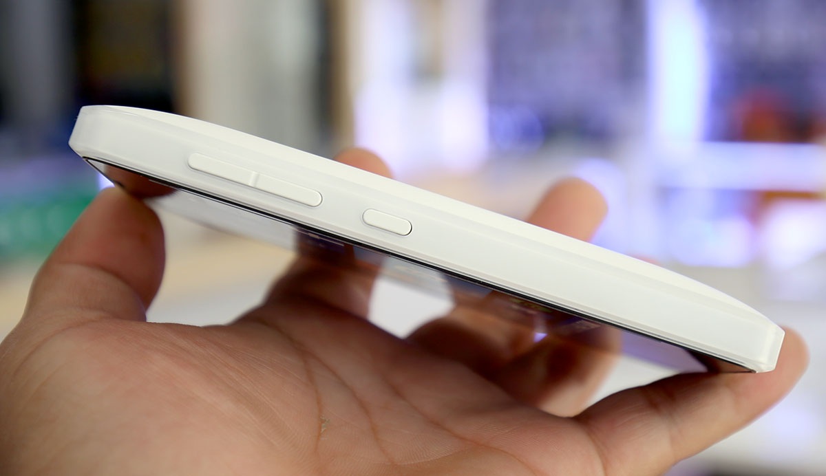 Cạnh phải là nút nguồn và âm lượng