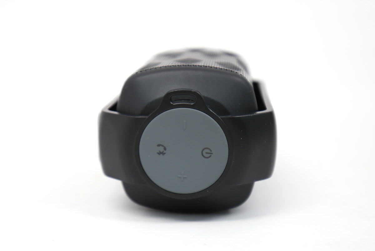 Thiết kế kết hợp giữa kim loại, nhựa và các nắp cao su