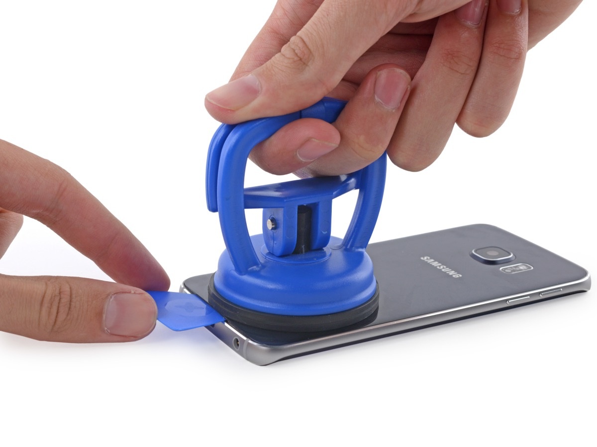 Dùng các thiết bị chuyên dụng để hít và gỡ lớp kính