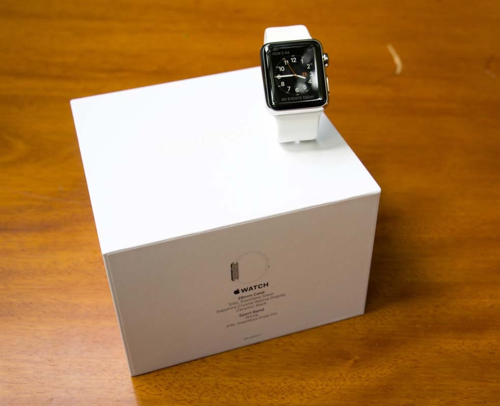 Cận cảnh chiếc Apple Watch đầu tiên có giá cao ngất ngưởng tại Việt Nam - 2 Phan Tuấn