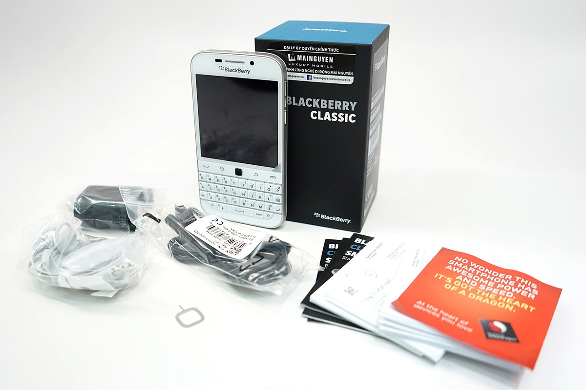 Đập hộp Blackberry Classic phiên bản trắng chính hãng tại Việt Nam