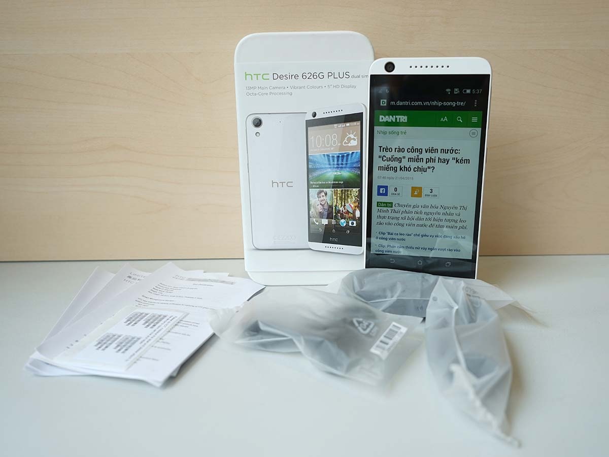 Toàn bộ phụ kiện đi kèm máy, gồm: sạc, cáp, tai nghe và sách hướng dẫn