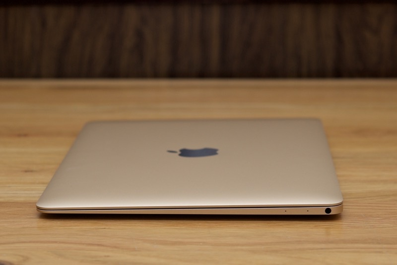 Macbook 12 inch màu vàng xách tay về Việt Nam giá 36 triệu đồng - 10 Cạnh phải là ngõ ra âm thanh