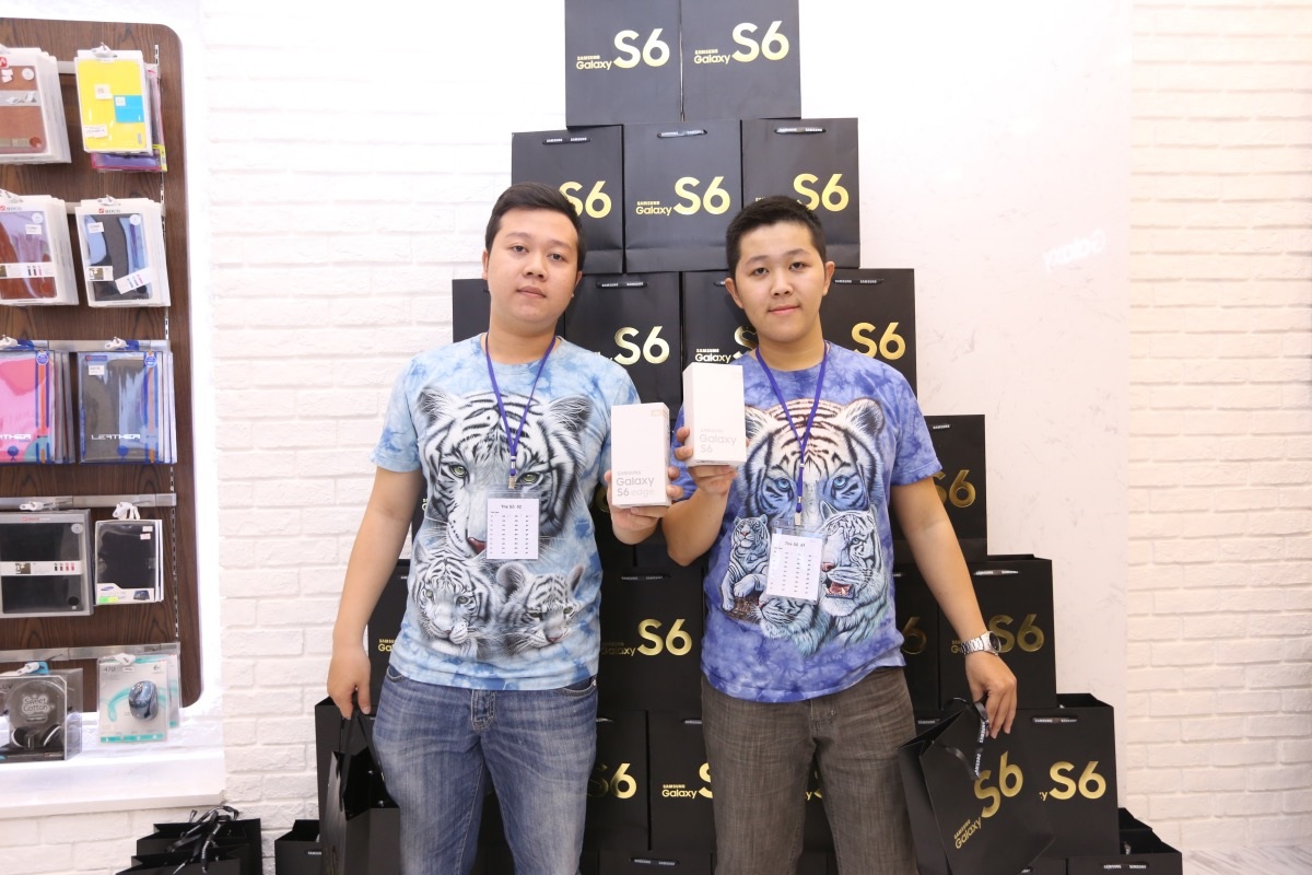 Hai anh em Võ Hoàng Dũng là người đầu tiên mua Galaxy S6 Edge tại TPHCM