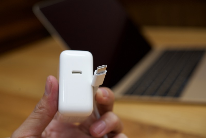 Macbook 12 inch màu vàng xách tay về Việt Nam giá 36 triệu đồng - 3 Đi kèm sạc