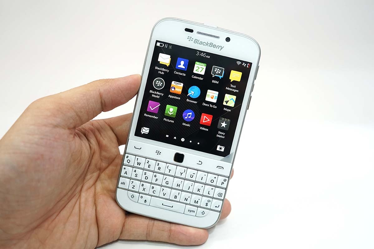 Hình dáng của máy không khác phiên bản màu đen với lối thiết kế cổ điển, giống phiên bản Bold 9900