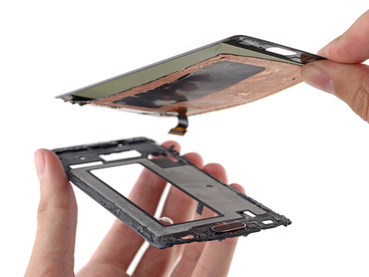Nó khá mỏng, tuy nhiên việc tháo dở lớp màn hình khó có thể phục hồi lại nguyên vẹn như ban đầu