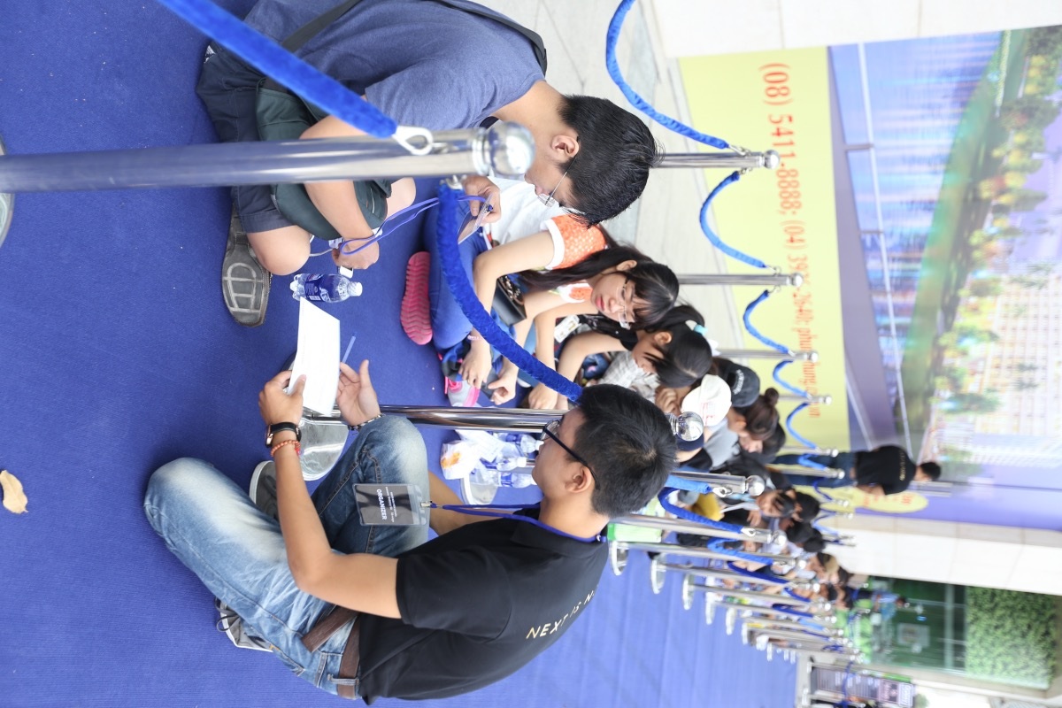 Đại diện BTC ghi thông tin những khách hàng đến sớm vào sáng nay