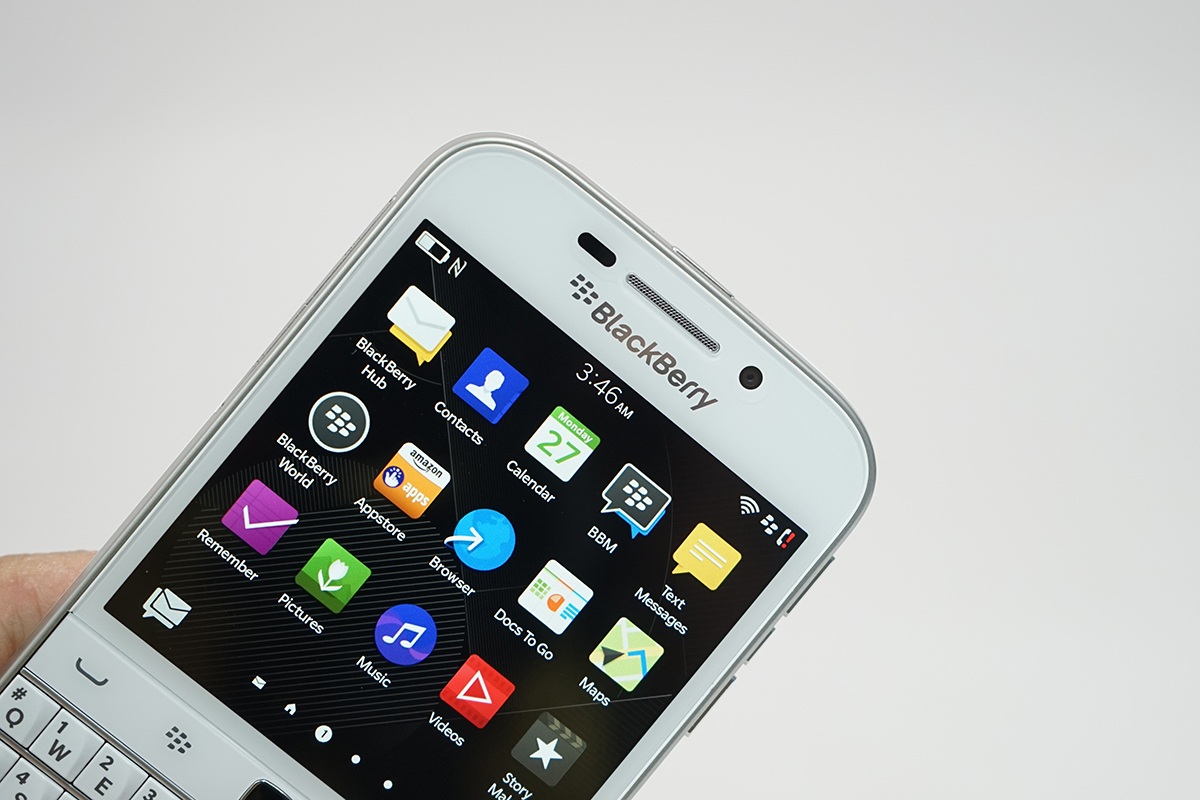 Hình dáng của máy không khác phiên bản màu đen với lối thiết kế cổ điển, giống phiên bản Bold 9900