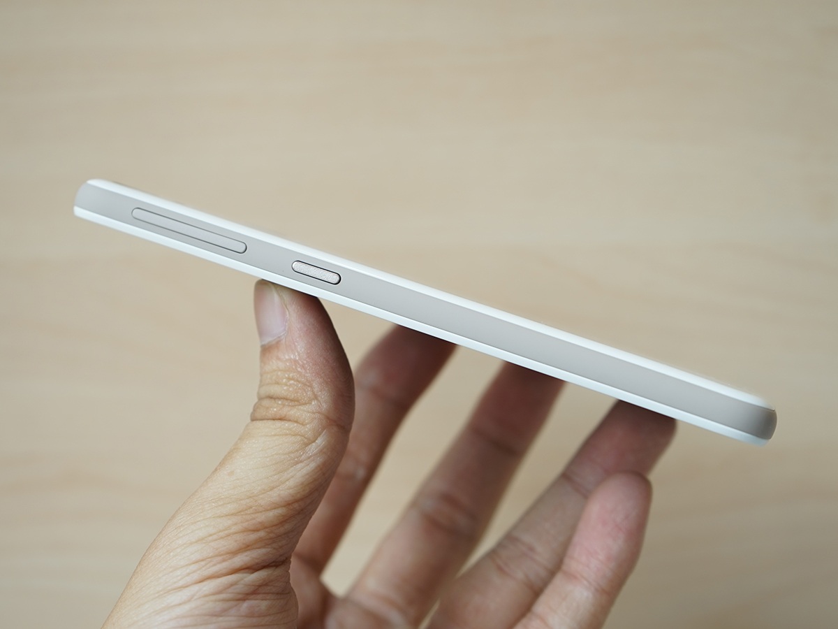 Cạnh phải là vị trí của nút nguồn và âm lượng