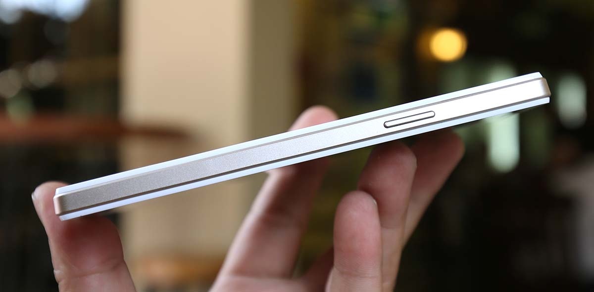 Cạnh phải là nút âm lượng