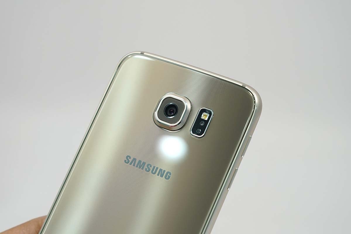 Đằng sau là lớp kính cường lực Gorilla Glass 4