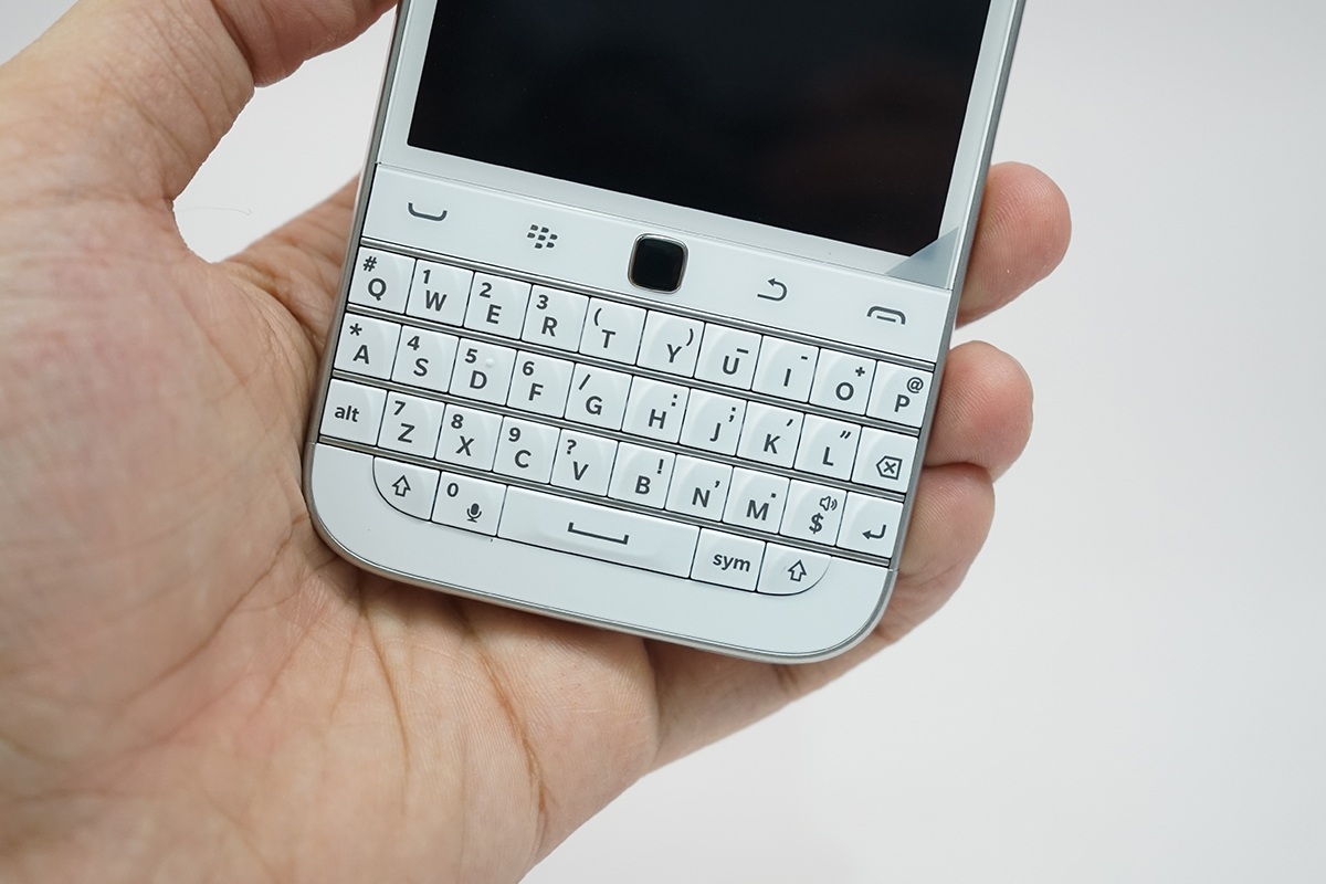 Cụm phím Qwerty 5 hàng và điểm nhấn là phím trackpad