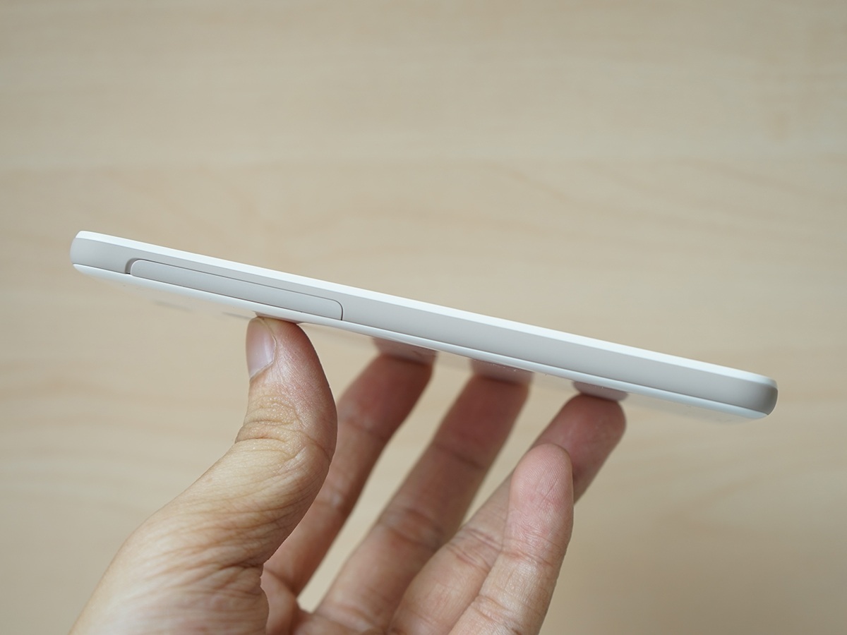 Cạnh trái là nơi đặt khe cắm thẻ SIM và thẻ nhớ microSD