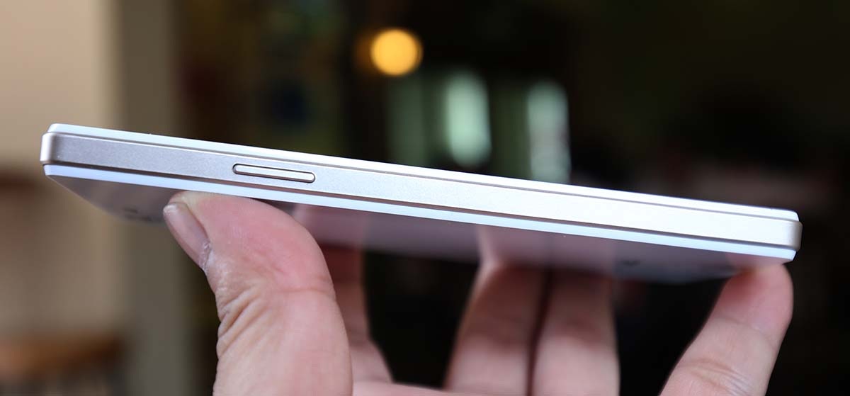 Cạnh trái là nút nguồn