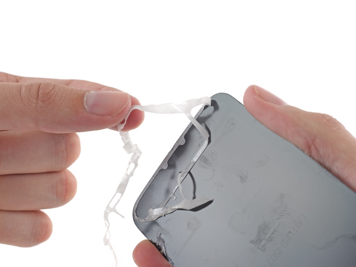 Nhẹ nhàng tác từng góc một tránh làm vỡ lớp vỏ sau