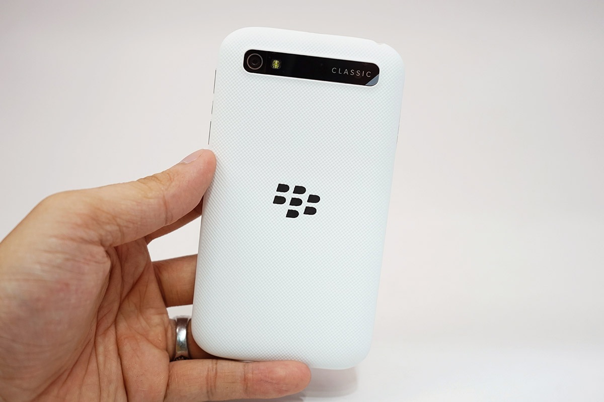 Mặt sau sử dụng chất liệu nhựa cao cấp với các vân nổi