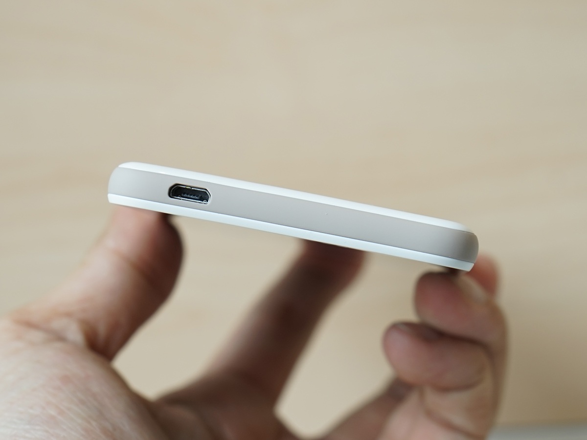 Cạnh dưới là sạc