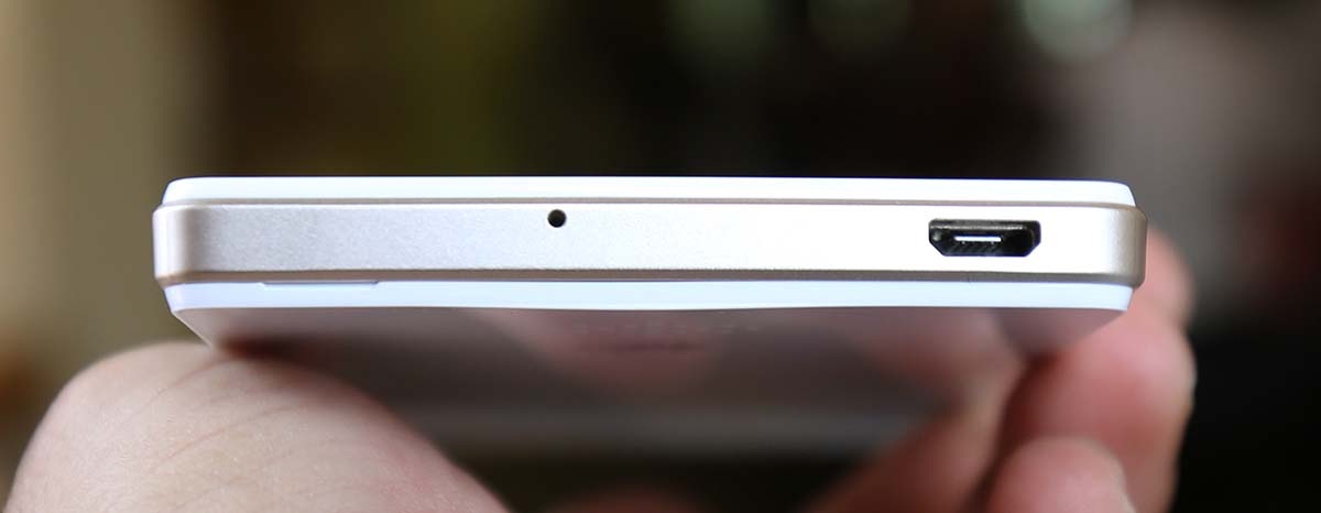 Cạnh dưới là microphone và cổng sạc