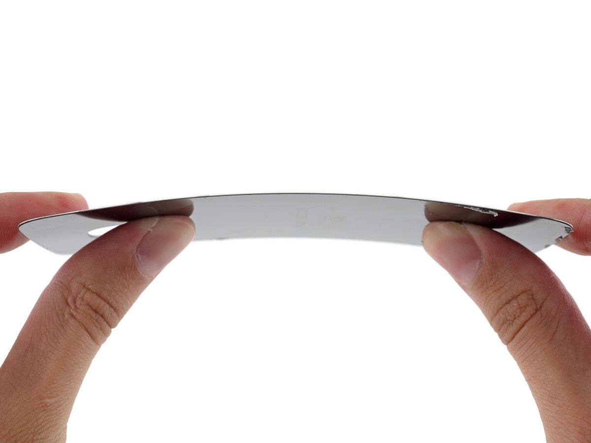 Thử uốn cong lớp kính Gorilla Glass 4