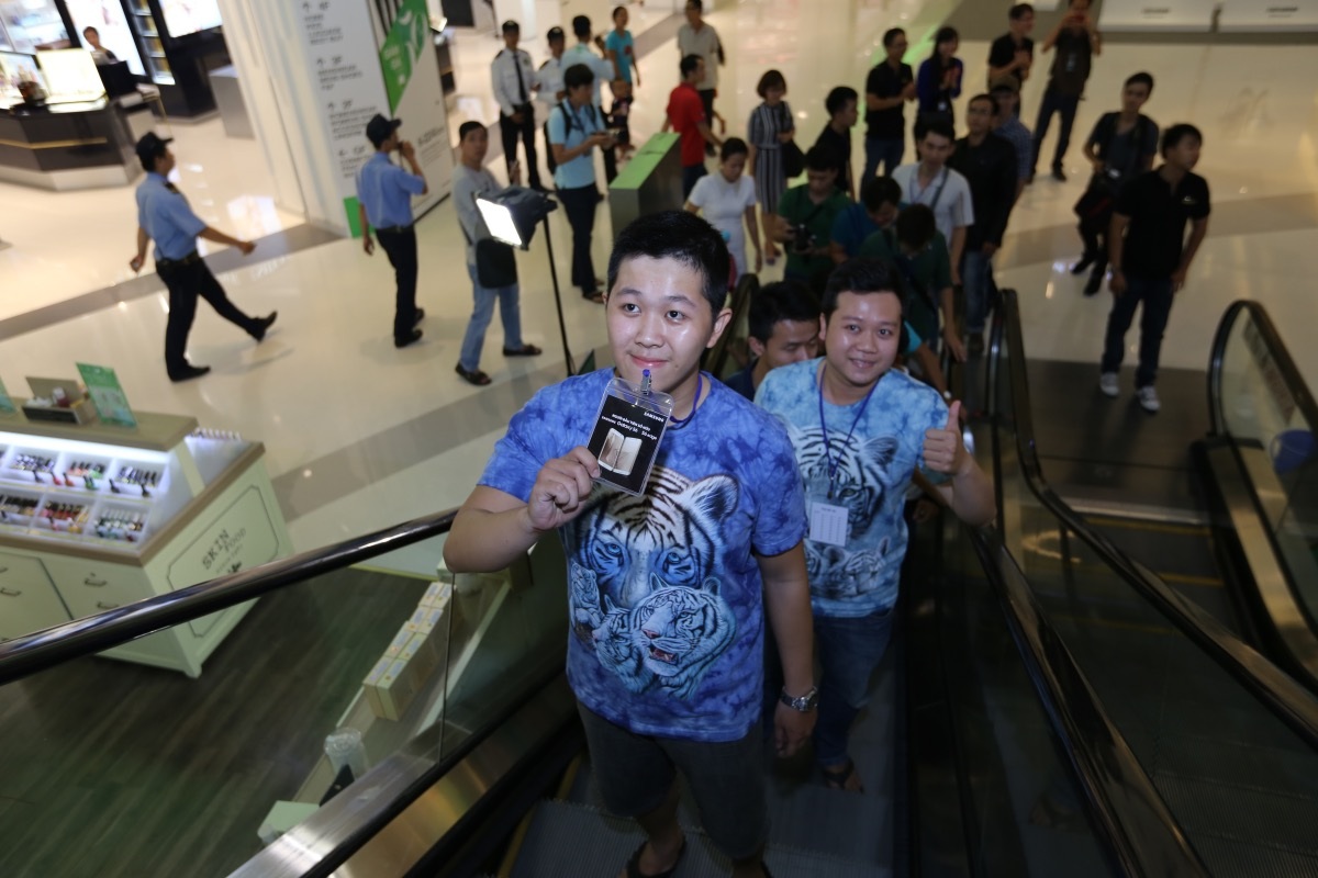 Đúng 10h, Samsung đã mở cửa để khách hàng vào mua sắm 